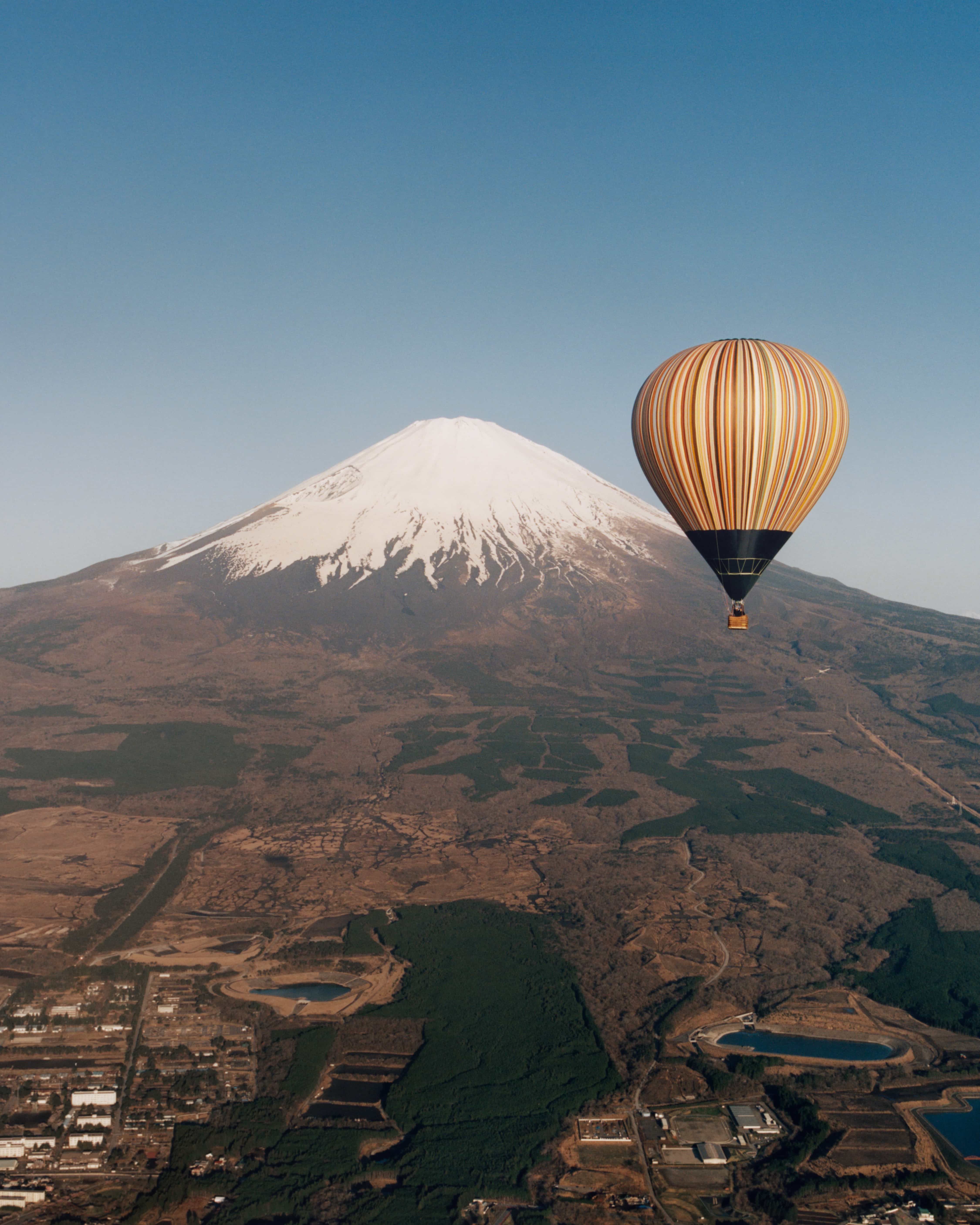 ポール・スミスのシグネチャーストライプの気球が富士山を背景に飛行