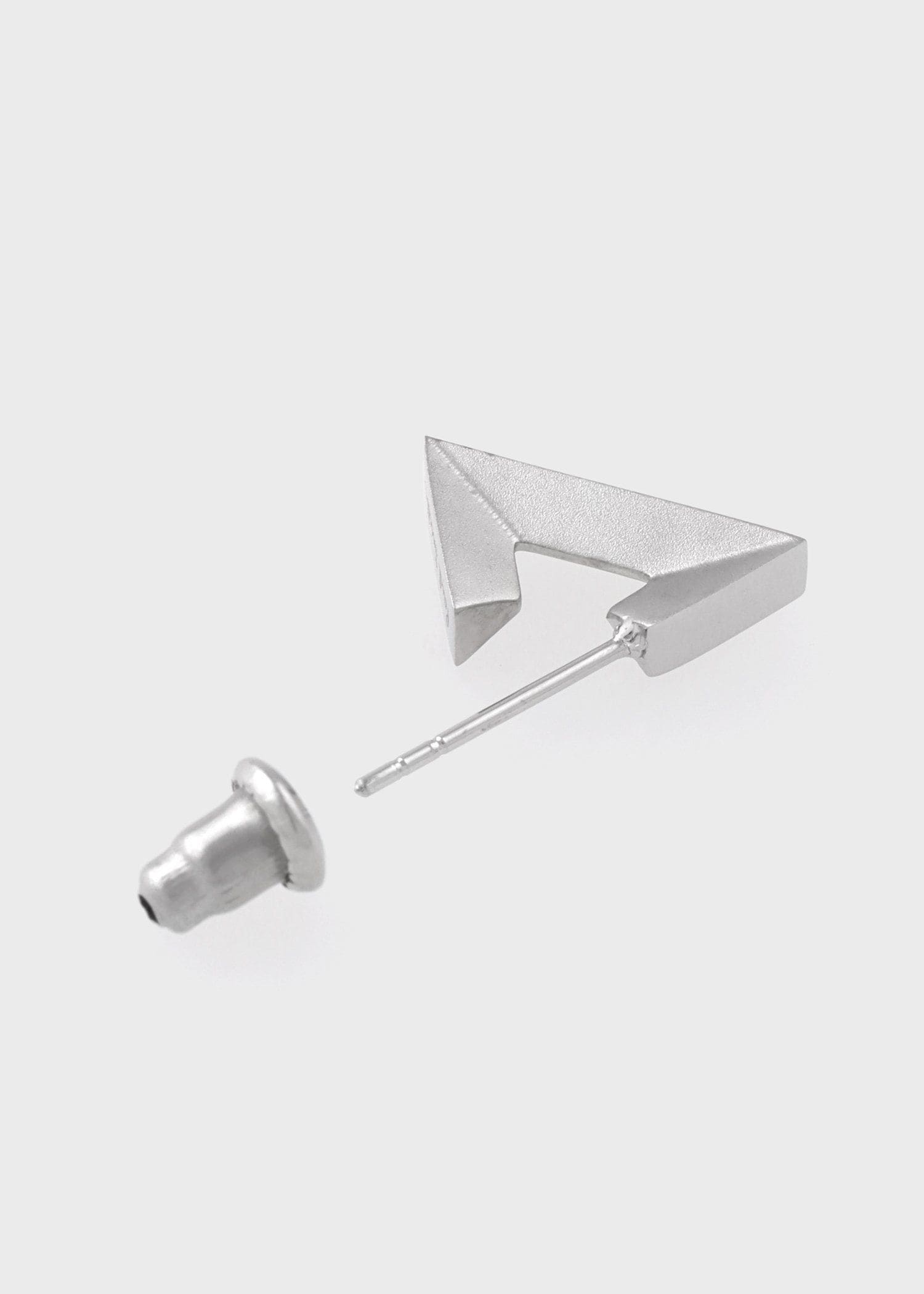 "Triangle Shape" シングルピアス