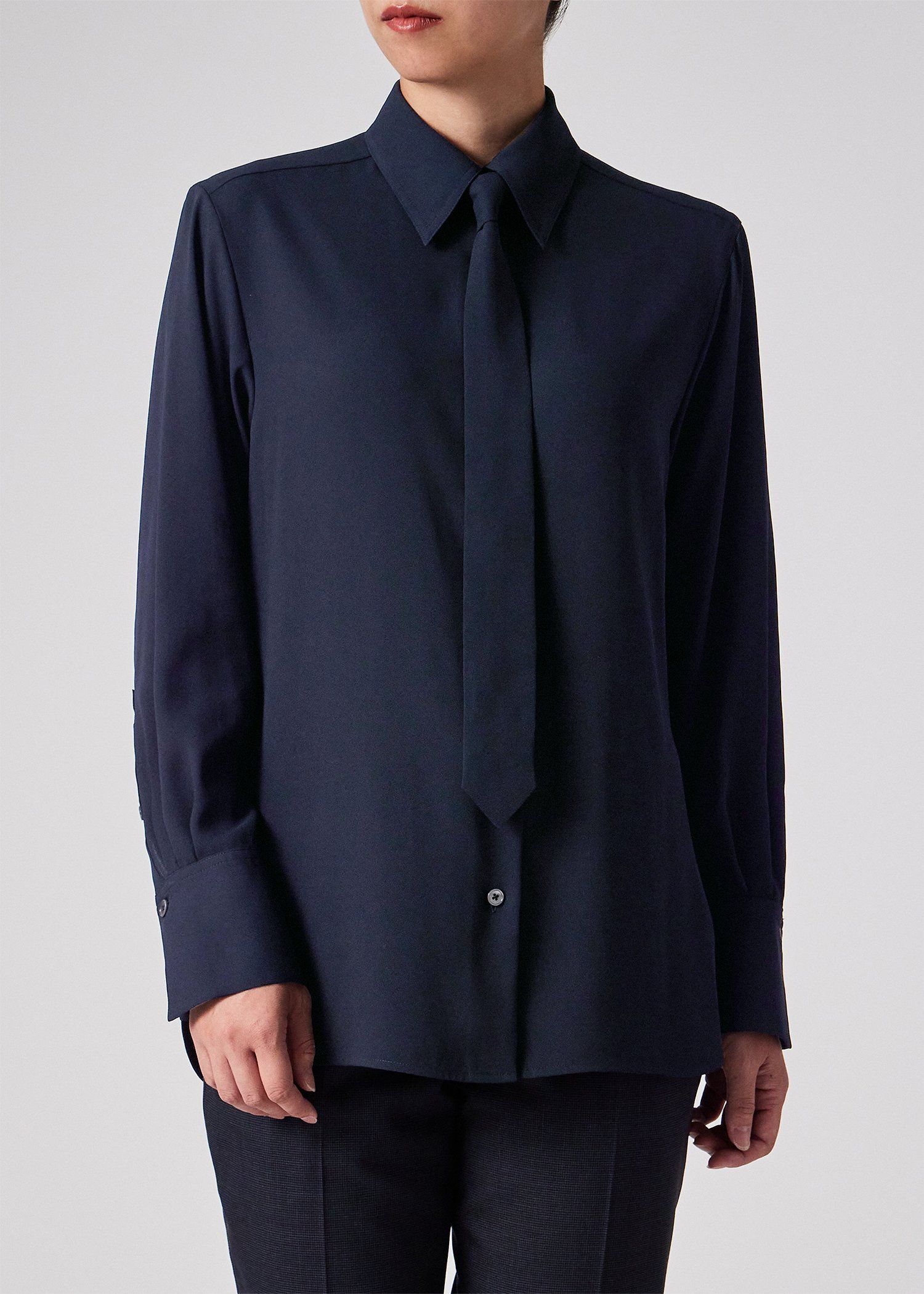 ウィメンズ バックサテンジョーゼット ボウタイブラウス（ネイビー