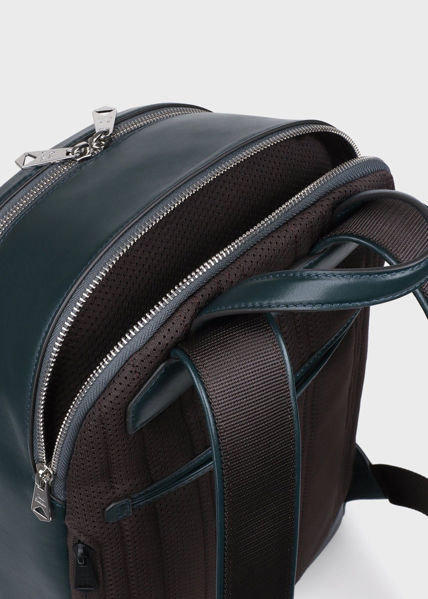 "Moulded Pocket" リュック