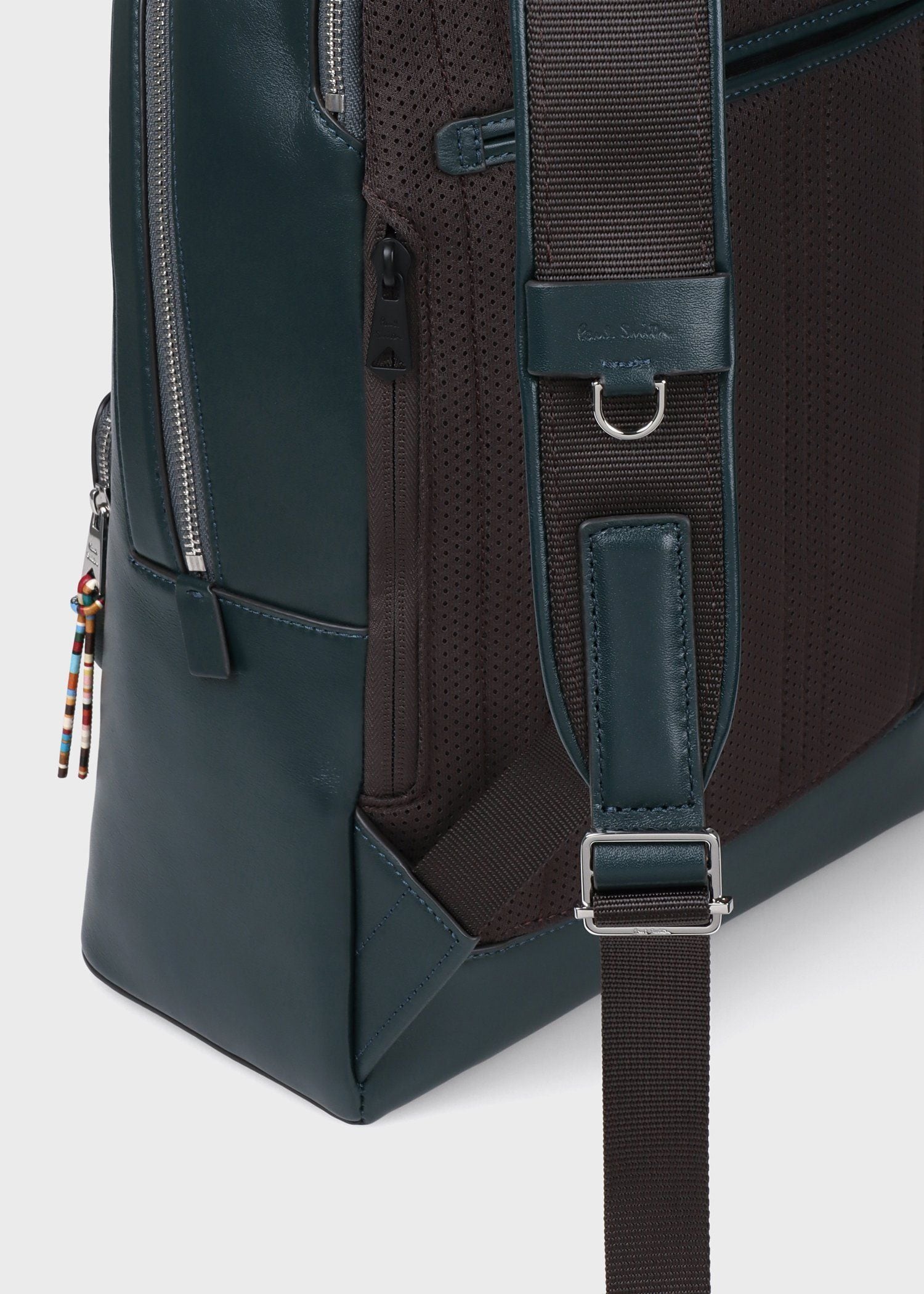 "Moulded Pocket" リュック