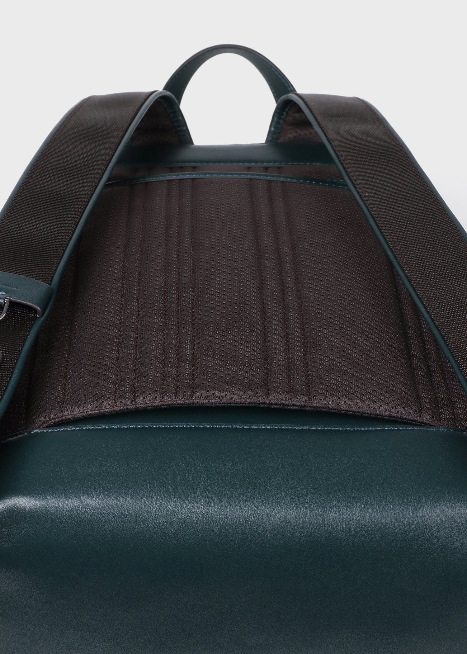 "Moulded Pocket" リュック