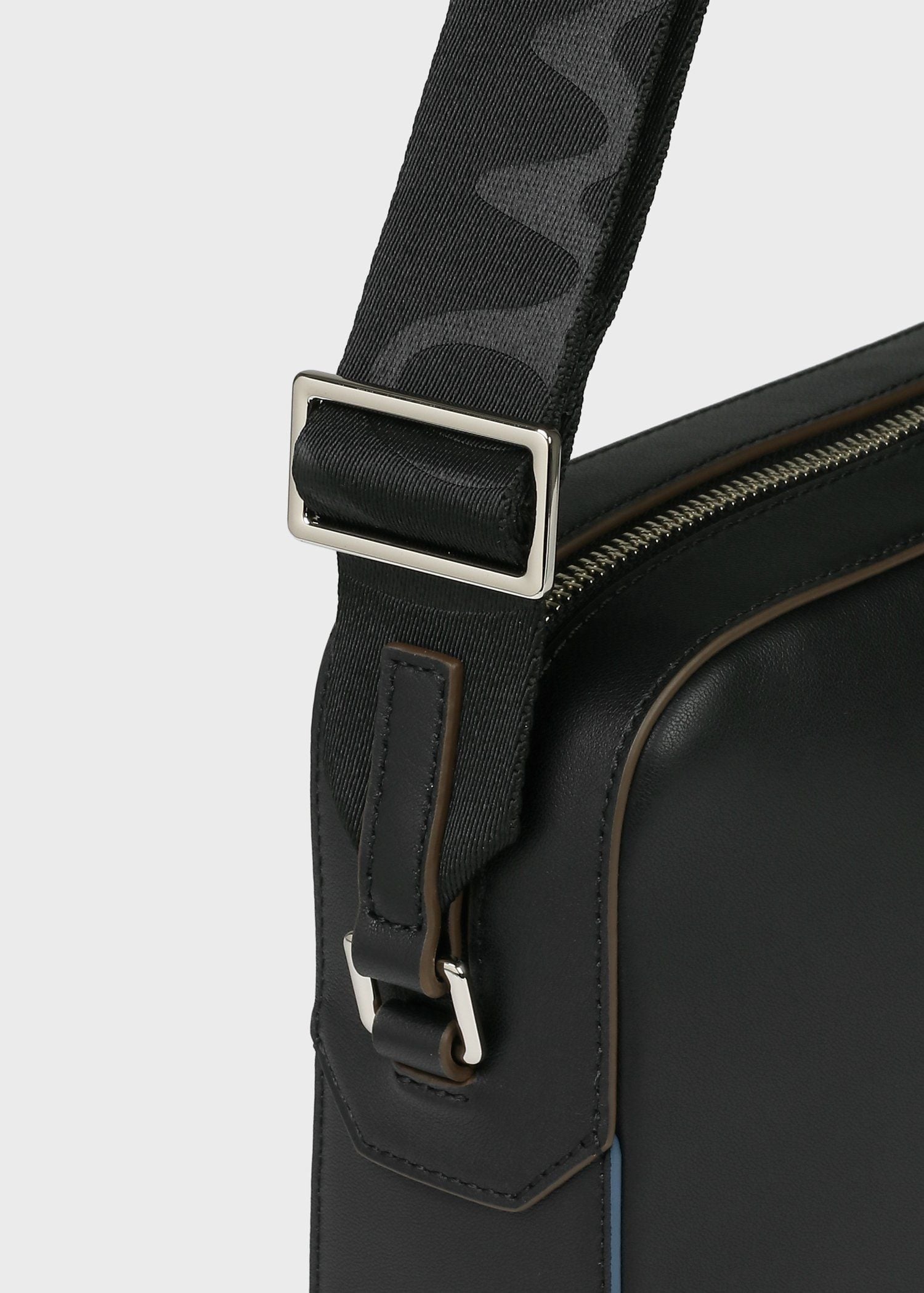 ロゴエンボス ミニショルダーバッグ（ブラック） ｜ポール・スミス