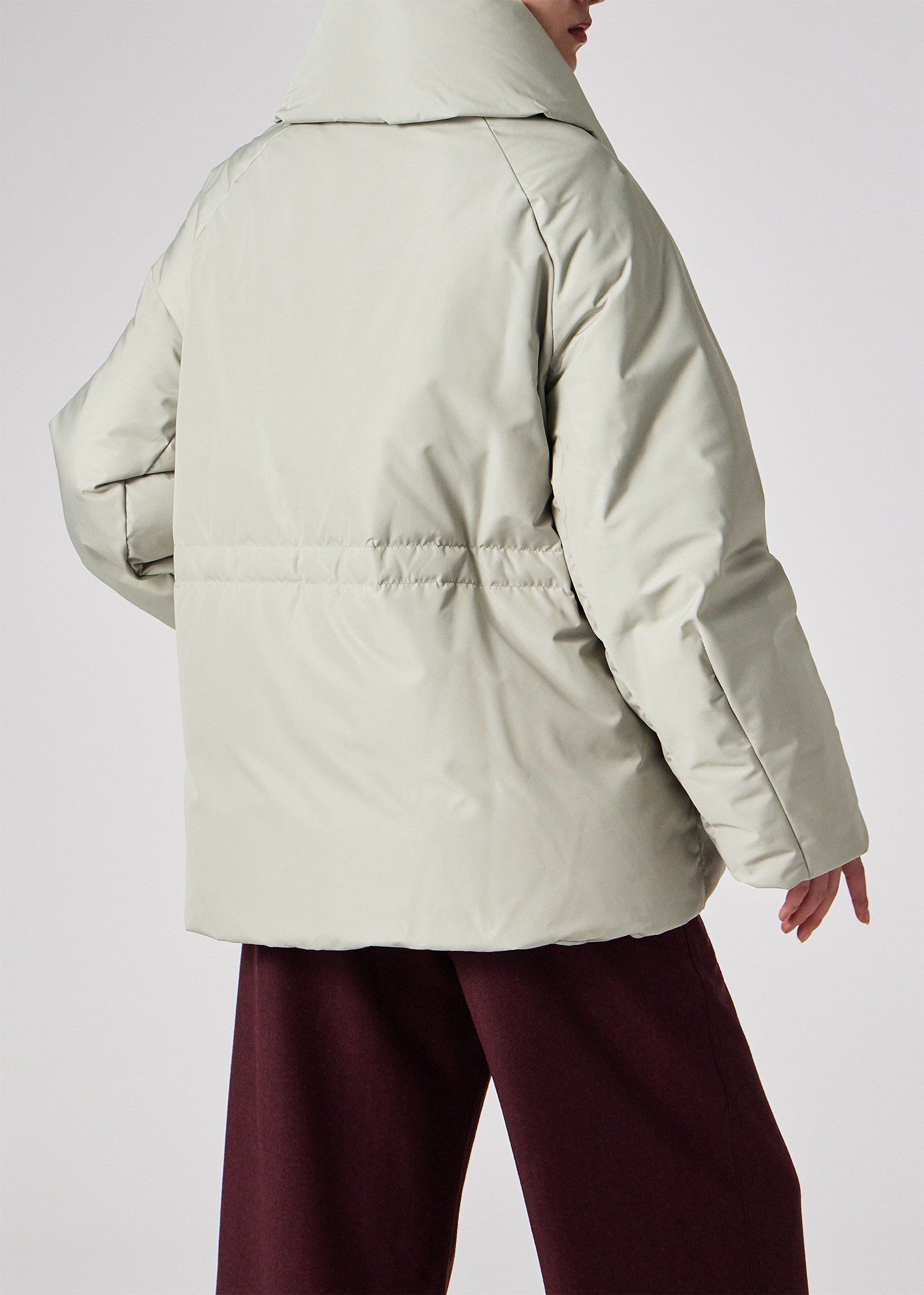 ウィメンズ ラウンド ショートダウン（グレイッシュベージュ