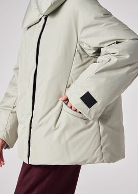 ウィメンズ ラウンド ショートダウン（グレイッシュベージュ