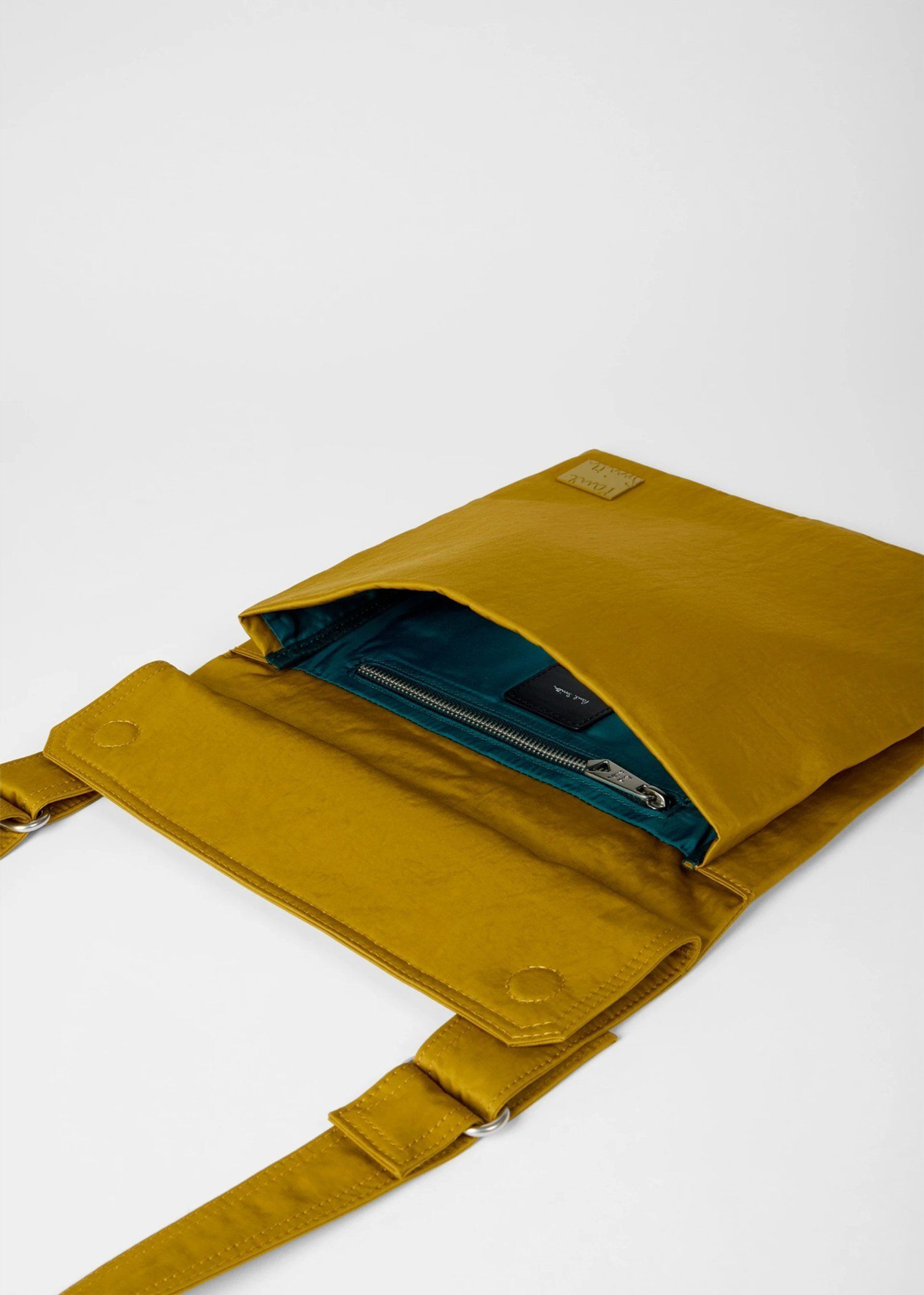 "Cropped Logo" シャイニーナイロン ショルダーバッグ