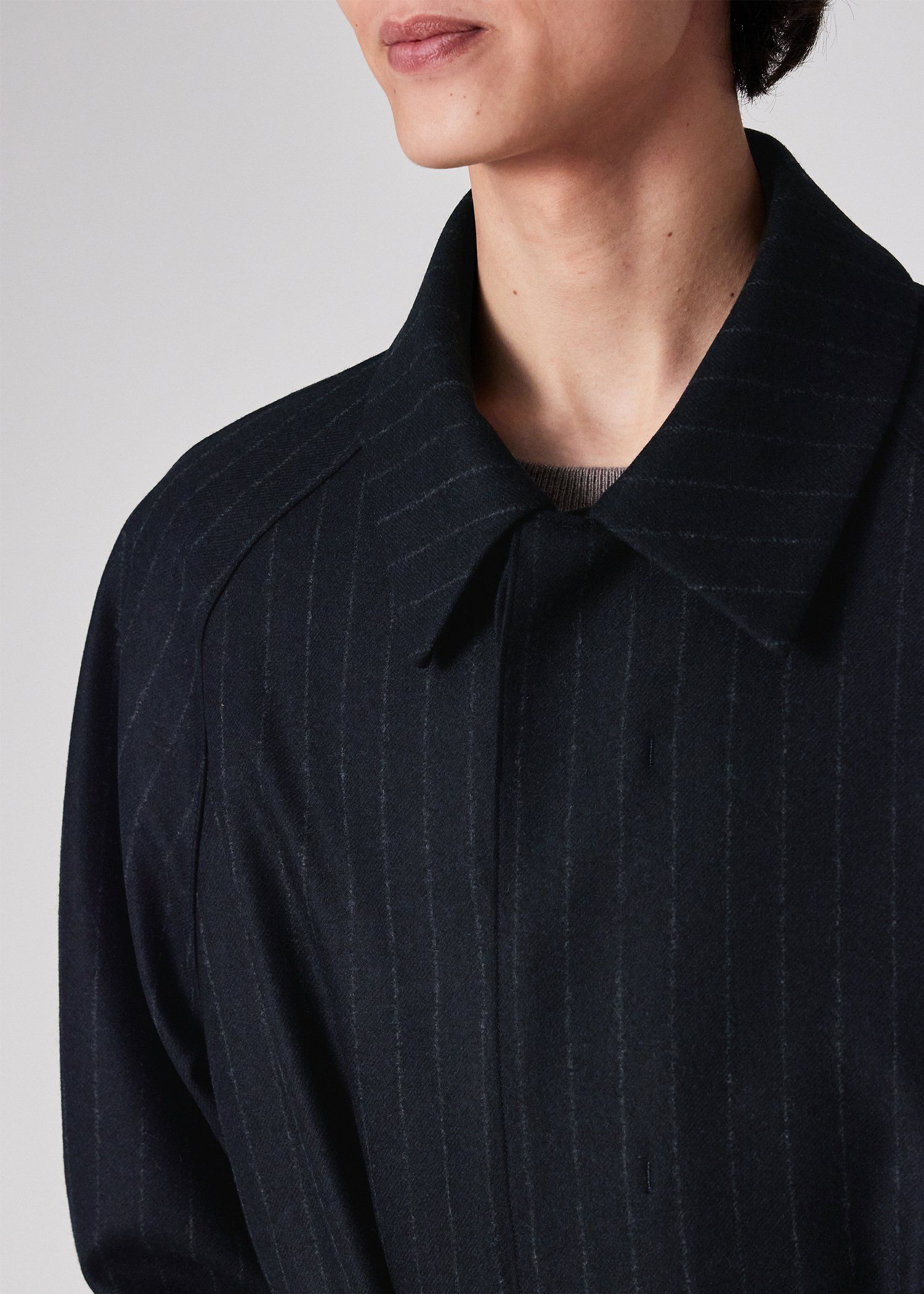 チョークストライプ ロングステンカラーコート（ネイビー） ｜ポール