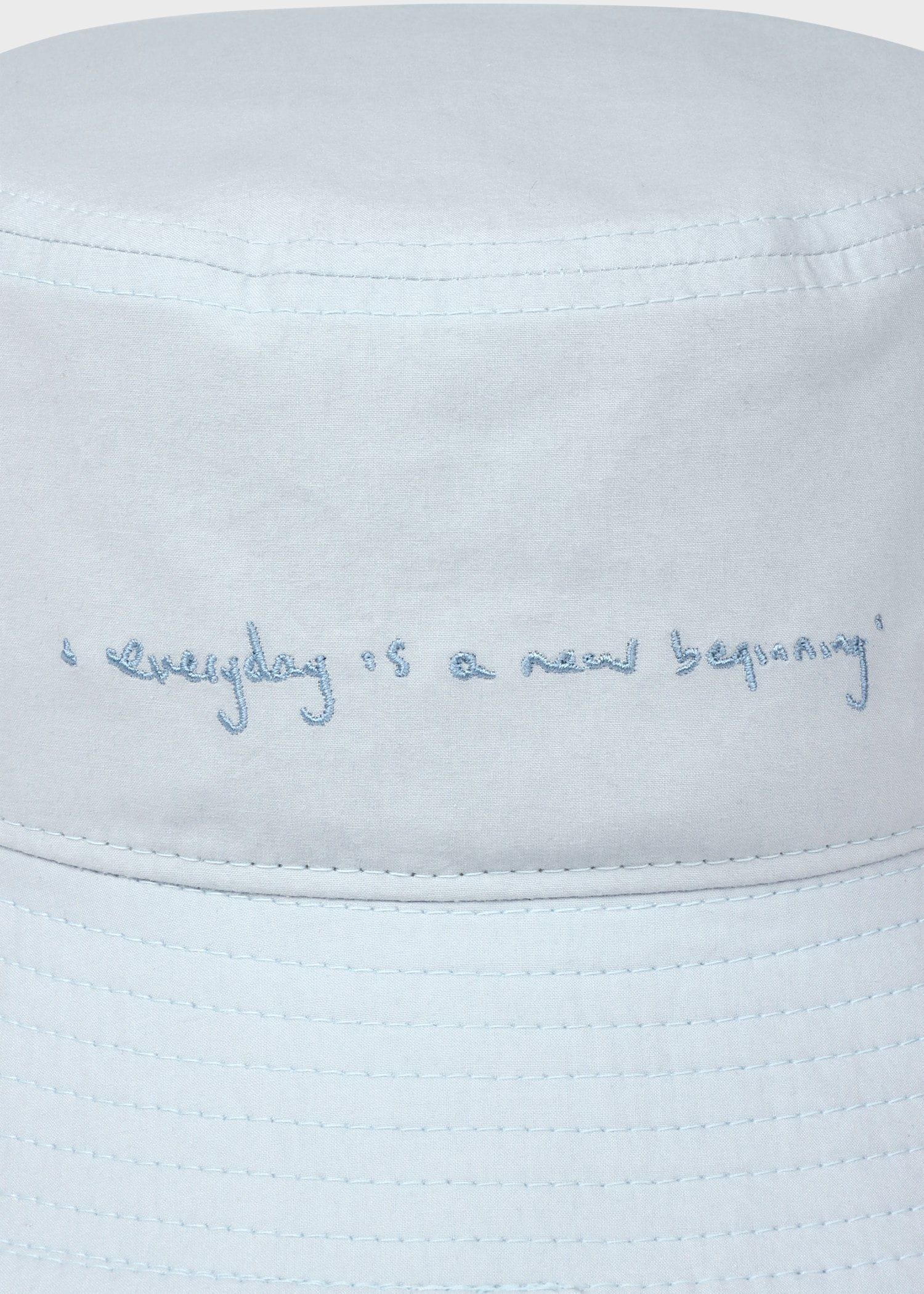 ウィメンズ "Cropped Logo" バケットハット