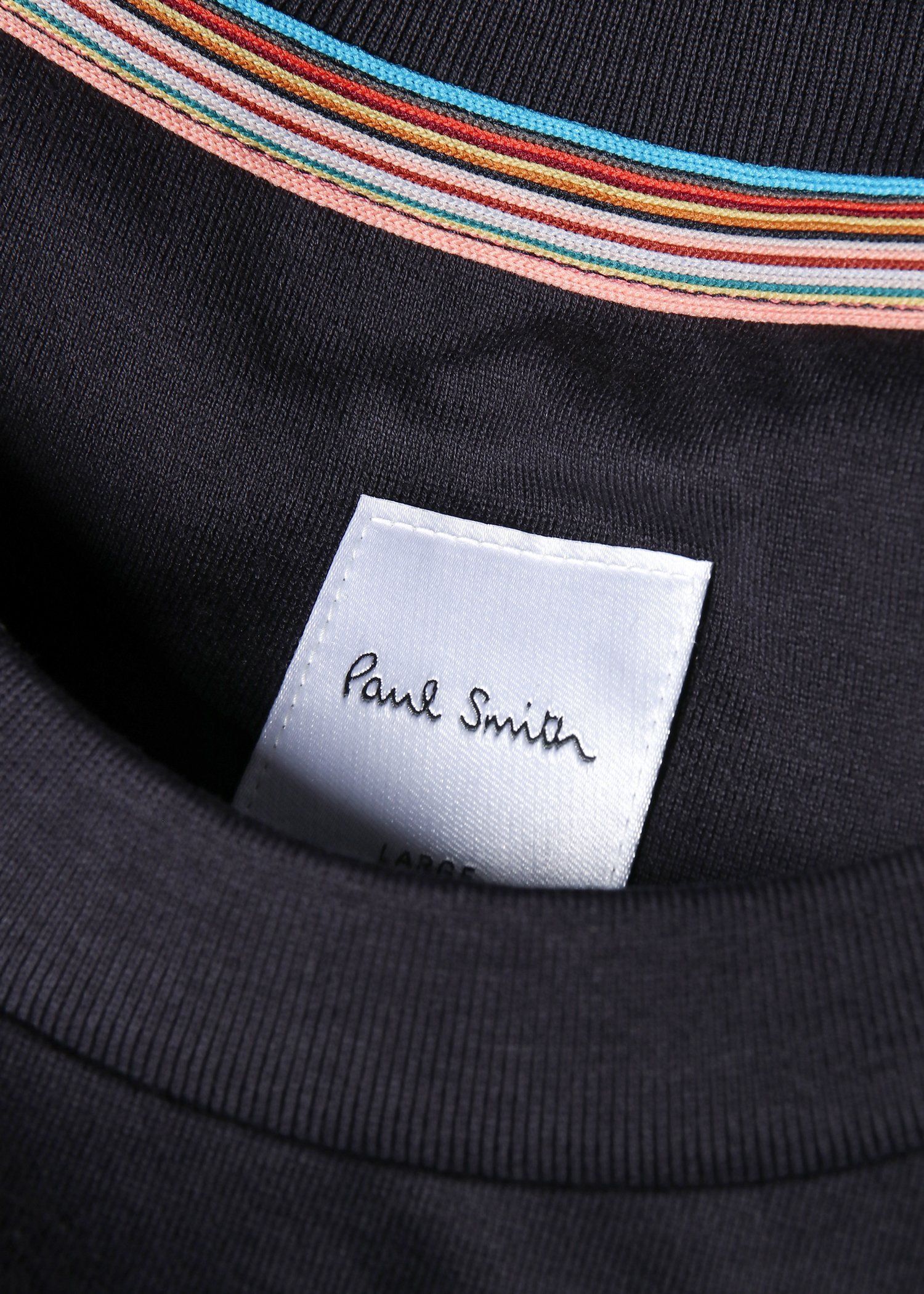 "Travel Stories" エンブロイダード Tシャツ