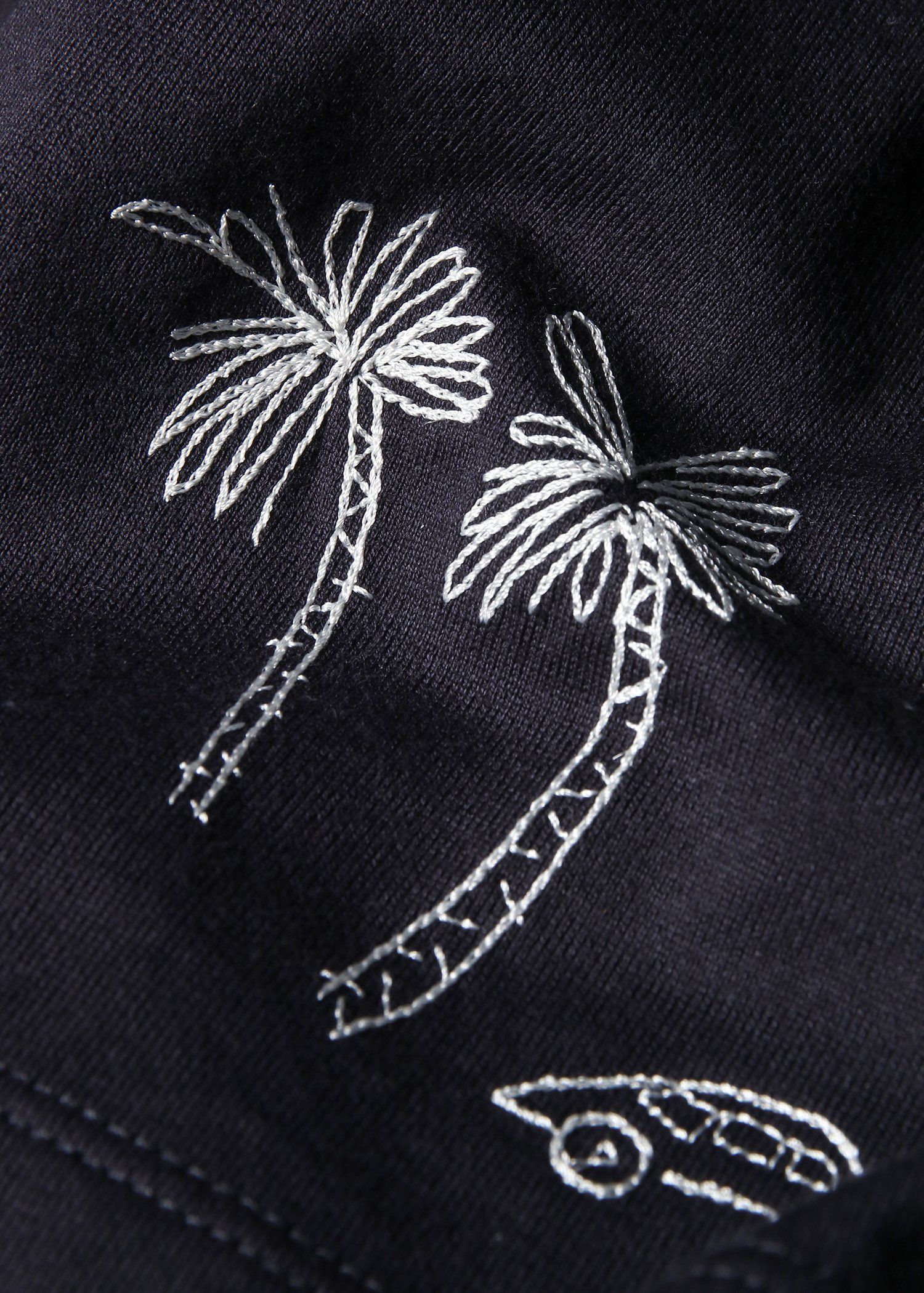 "Travel Stories" エンブロイダード Tシャツ