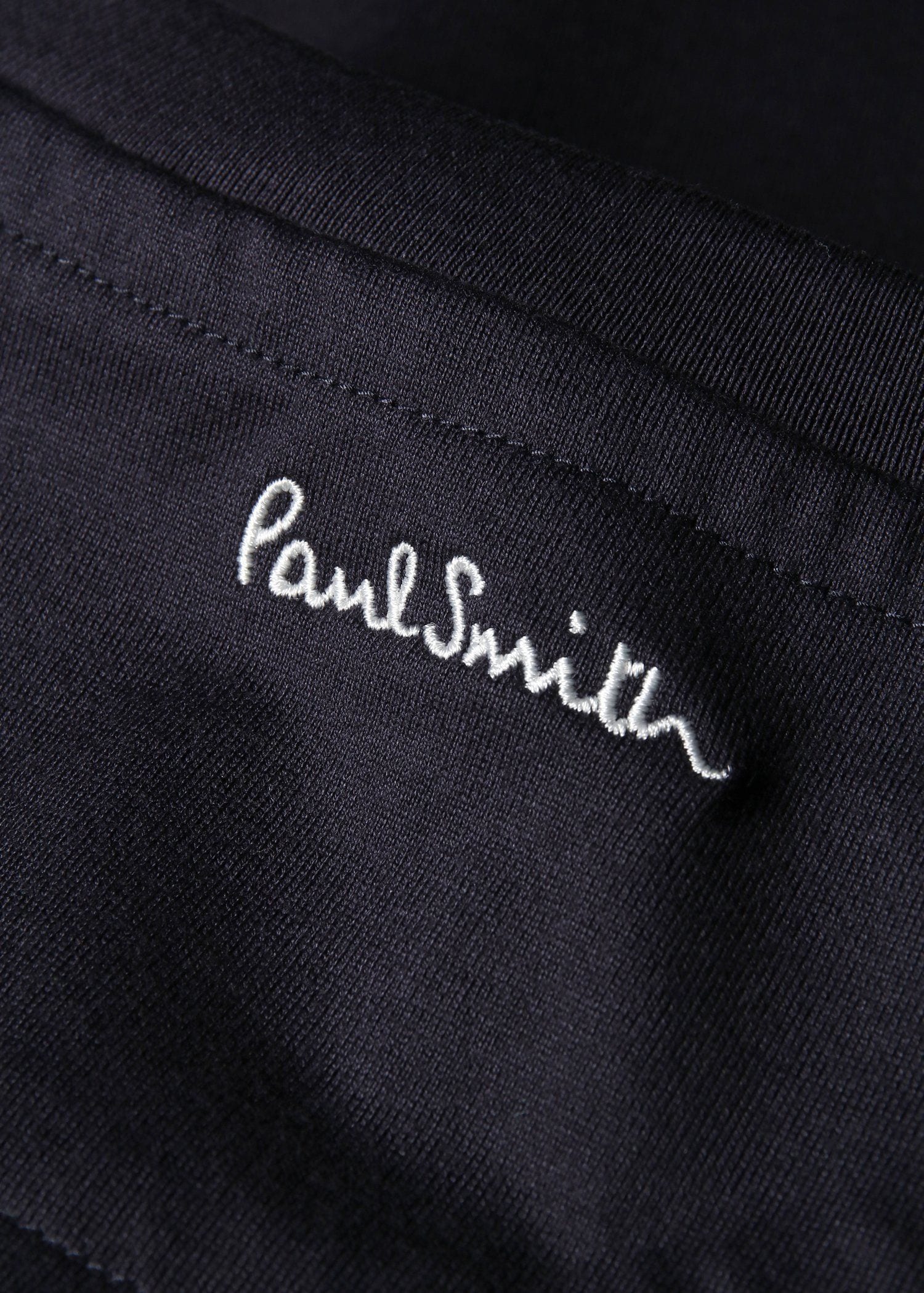 "Travel Stories" エンブロイダード Tシャツ